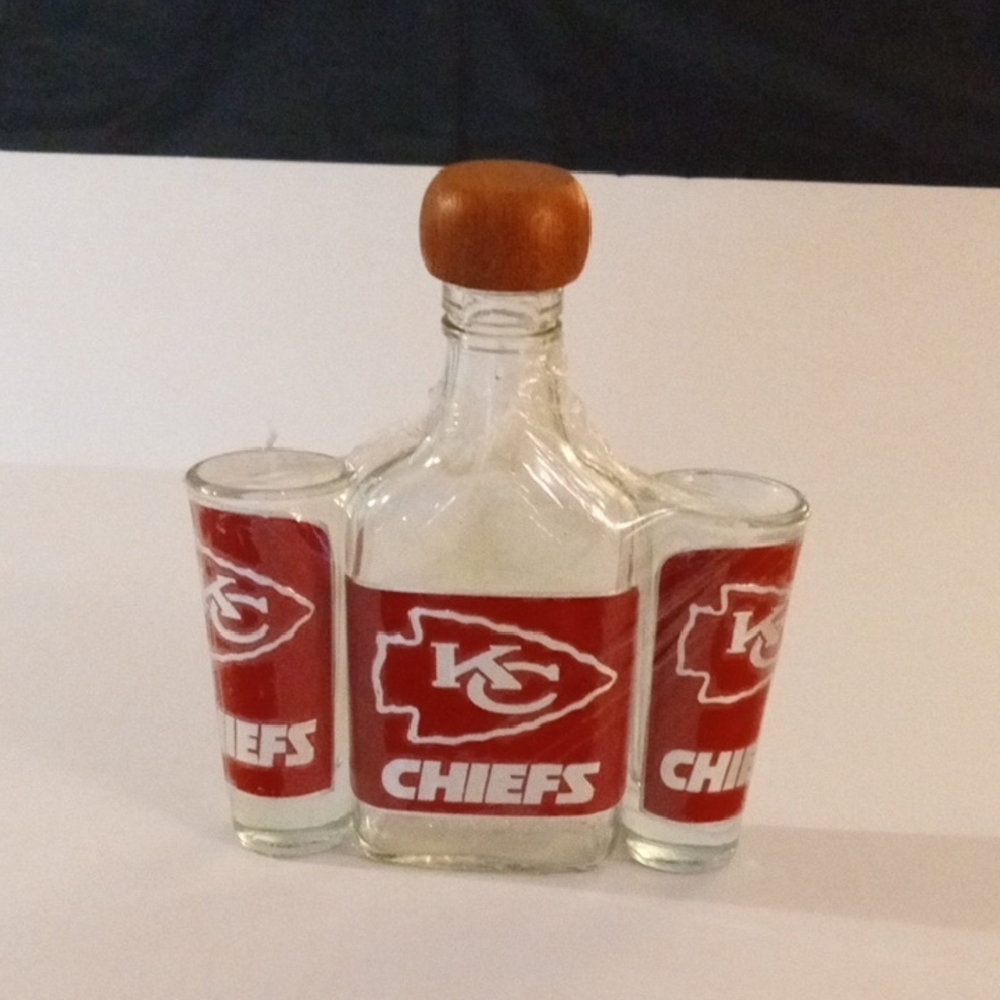 Kansas City Chiefs Glass Decanter Set 2 Double Shot Glasses - Picture 4 of 4